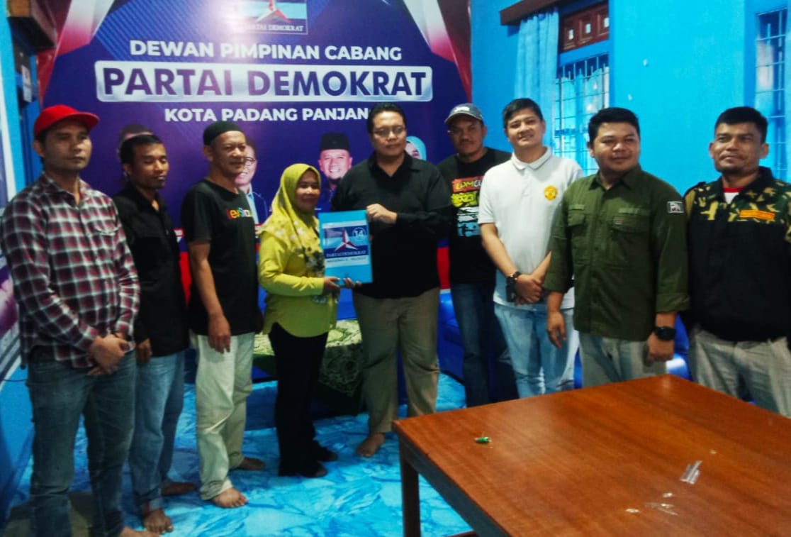 Sekretaris Partai Demokrat Padang Panjang, Rosmeri, saat. serahkan formulir Cawako, Ahad (5/4/2024) di DPC Demokrat.